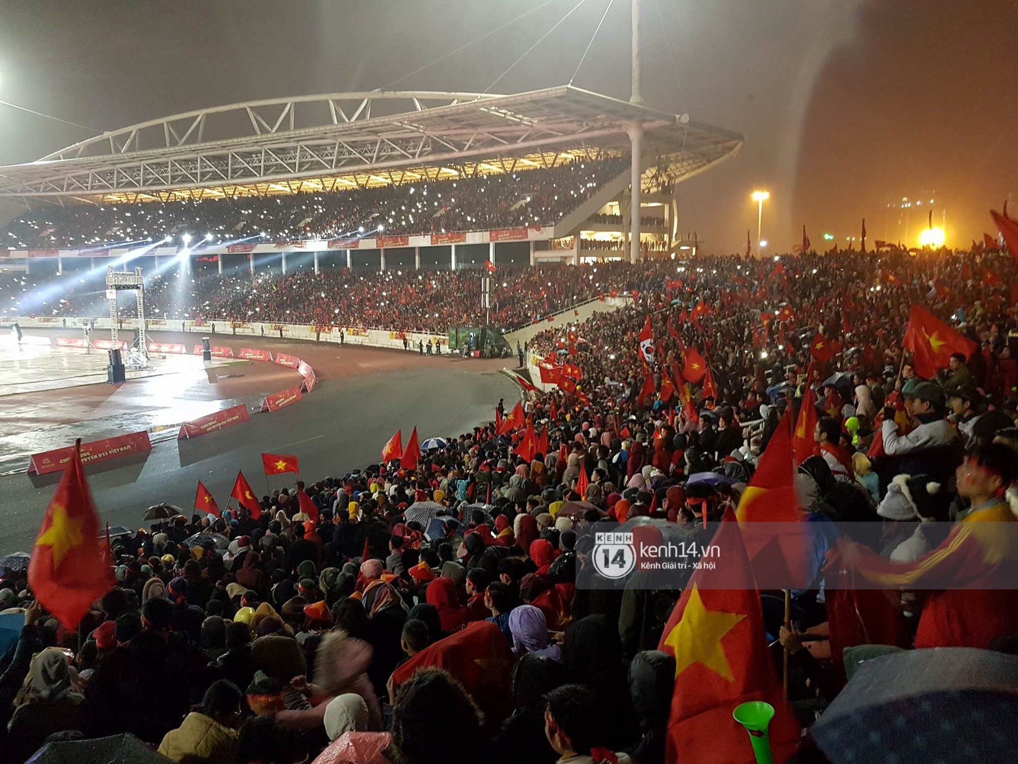 Màn trình diễn đầy máu lửa của Đàm Vĩnh Hưng, Sơn Tùng M-TP cùng loạt sao tại Gala vinh danh U23 Việt Nam